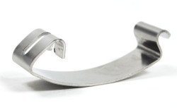 Etrier de ressort de serrage pour boitier de filtre à air