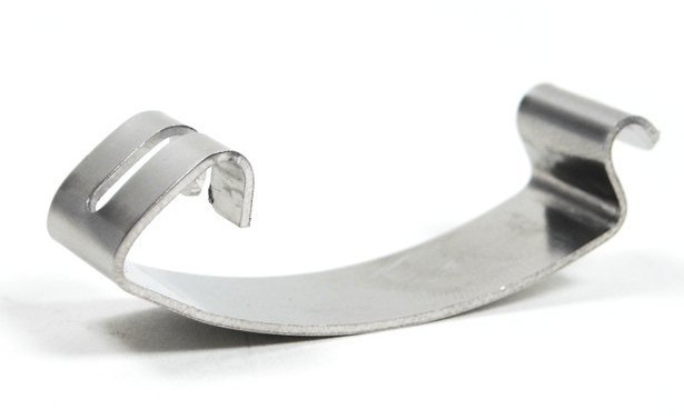 Etrier de ressort de serrage pour boitier de filtre à air