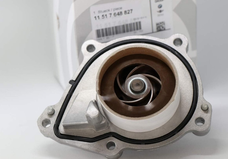 Pompe à eau mécanique AVEC VIS pour BMW Série 1 F20 F21 (114i / 116i / 118i / 120i uniquement)