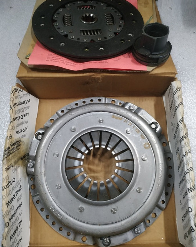 Jeu embrayage pièces sans amiante avec levier de débrayage (D 228mm ) pour BMW Série 5 E28 (520i uniquement)