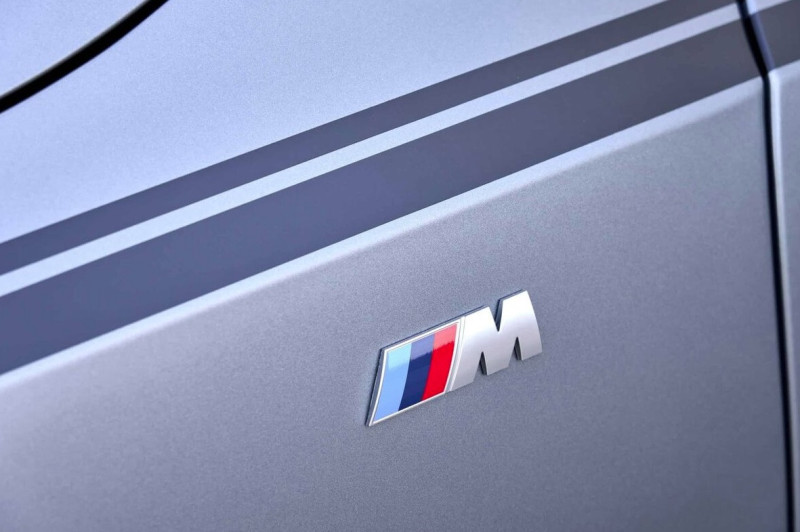 Logo BMW de panneau latéral (M / Perlglanz) - pour BMW Série 5 G60 G61